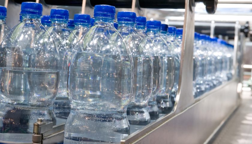 Bibite e acqua conservate in pessimo stato: a Salerno maxi sequestro del Nas di migliaia di prodotti