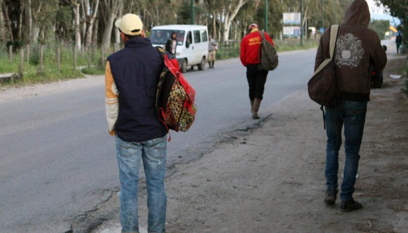 Tratta dei migranti nella Piana del Sele, alla sbarra 45 imputati: c’è anche l’ex consigliere comunale di Eboli