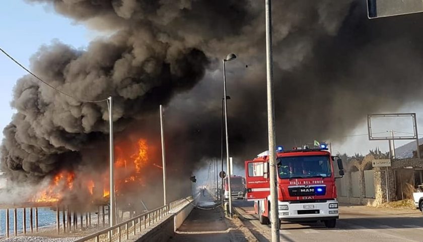 Fiamme sulla Costa Sud, a fuoco un Lido sulla litoranea di Pontecagnano Faiano