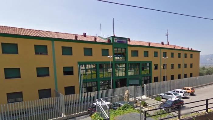 Finge visita domiciliare a un paziente ma torna a casa: dottore arrestato