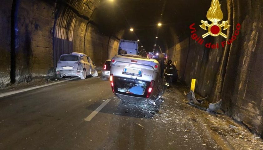 Incidente in galleria tra Avellino e Salerno, auto ribaltata: due feriti gravi in ospedale