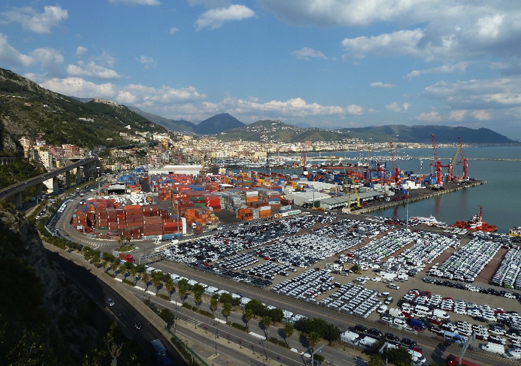 Maltempo, chiuso il porto di Salerno: vietato l’accesso