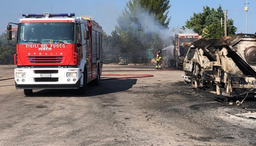 Raccolta rifiuti nel Foggiano, bruciato il parco mezzi di una società di Sarno