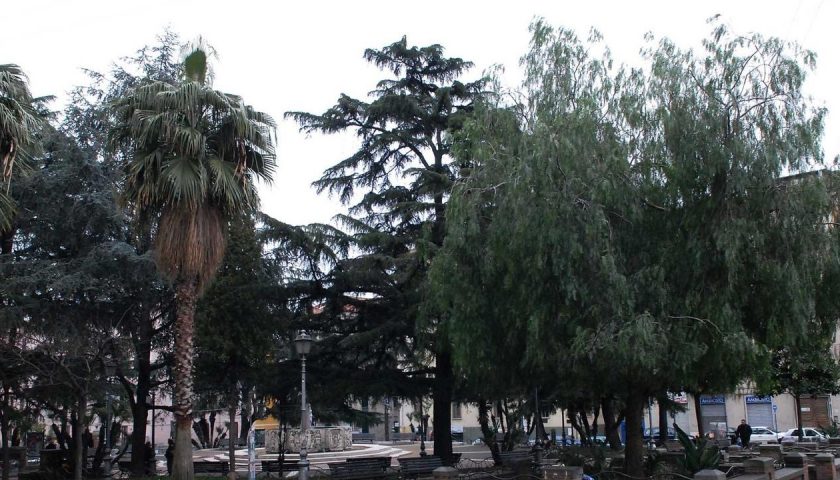 Incivili di Capodanno in piazza San Francesco, distrutte postazioni telefoniche e cabina elettrica. Danni anche alla sede del comitato di quartiere