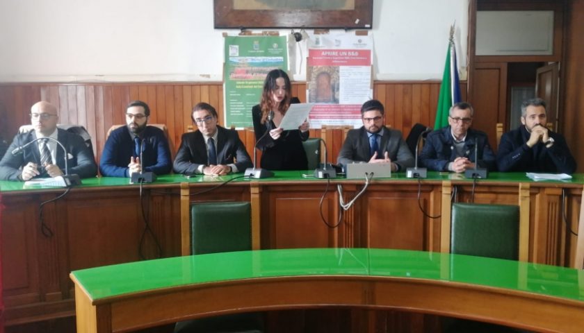 Concorsopoli da Sant’Anastasia a Sarno, l’opposizione incalza Canfora: “Dimissioni dei politici coinvolti”