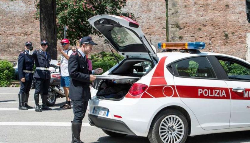 Distrugge auto di un professionista a Siena, nei guai un 22enne della provincia i Salerno