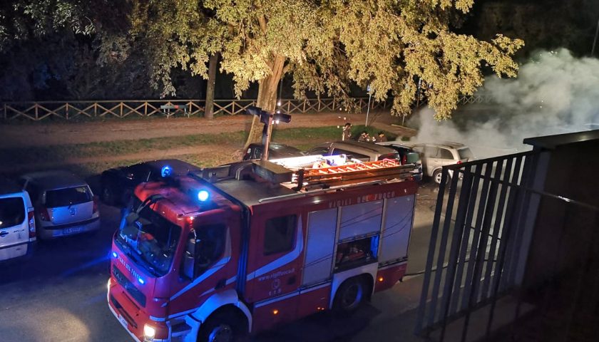 Strade deserte a Eboli durante il concerto di Renato Zero al Palasele, Suv in fiamme: si indaga per un incendio doloso