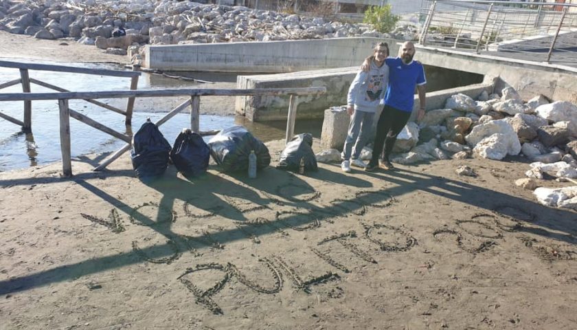 I ragazzi di “Voglio un Mondo Pulito” puliscono la spiaggia di Santa Teresa dopo i festeggiamenti di Capodanno