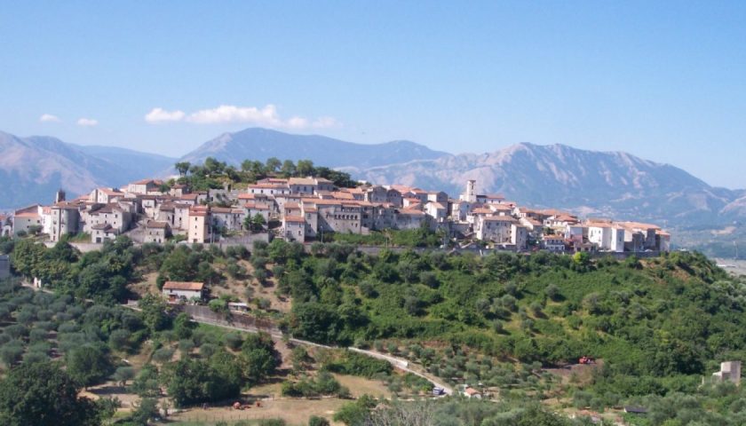 Ad Atena Lucana rubano fioriere dal centro storico e lasciano in strada il terriccio