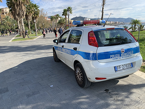 Salerno, momento di tensione sul lungomare tra un ambulante e gli agenti della Municipale