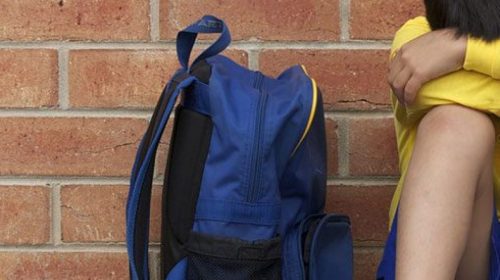 Eboli, bullismo in classe: forbici puntate al collo di un compagno