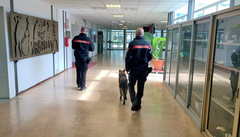 Scafati, droga a scuola: blitz dei carabinieri in corso
