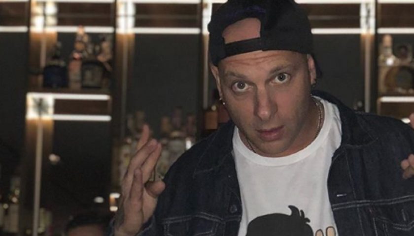 “In nome della canna”, il rapper Clementino finisce indagato a Nocera Inferiore. E il sindaco blocca il pagamento