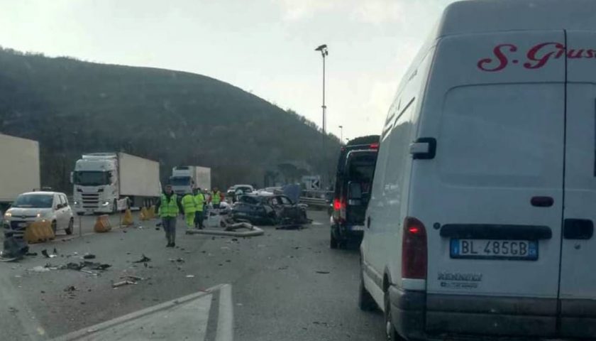 Carambola presso il casello autostradale di Mercato San Severino, grave un 23enne automobilista