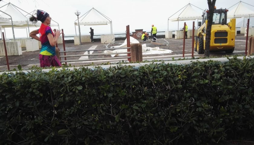 Lungomare Tafuri di Salerno, rimossi i gazebo “fantasma”