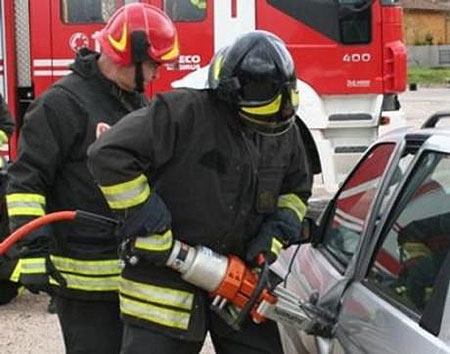 Lungoirno, bimba dimenticata in auto: salvata dai Vigili del Fuoco
