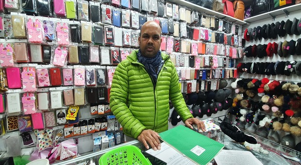 Ismail dal Bangladesh a Salerno: «Preso a pugni nel mio negozio, ora ho paura»