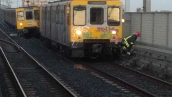 Metropolitana di Napoli, incidente a Piscinola: scontro tra treni, paura tra i viaggiatori