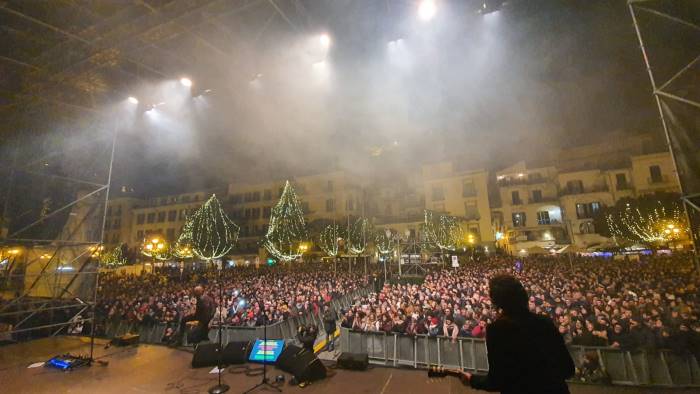 A migliaia in piazza Amendola per il concertone, il sindaco: «Città della gioia e dell’accoglienza». Ma centro e periferia sono stati sommersi dai rifiuti