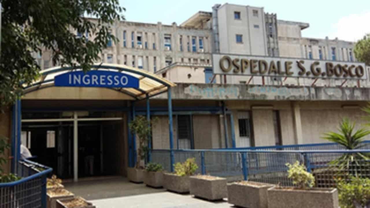 Napoli, dottoressa aggredita in ospedale e un petardo contro l