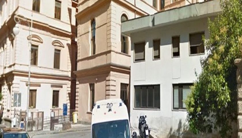 Operatore positivo al covid, chiuso a Salerno l’ambulatorio delle vaccinazioni pediatriche di via Vernieri