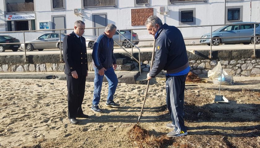 Palinuro: la Guardia Costiera organizza la pulizia della spiaggia del porto