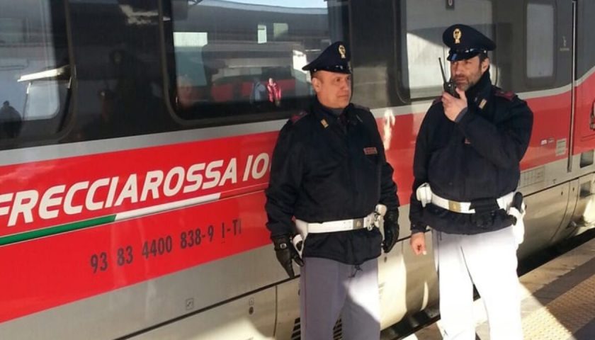 Sul treno senza biglietto, aggredisce i poliziotti: cittadino straniero arrestato a Salerno