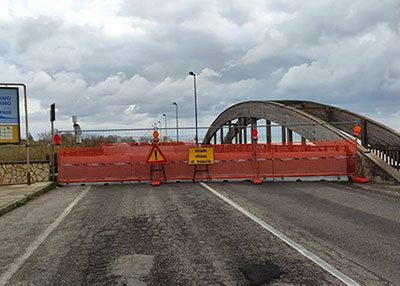 Ponte sul torrente Asa a Pontecagnano, si complica l’apertura: la Provincia ora pensa anche all’abbattimento