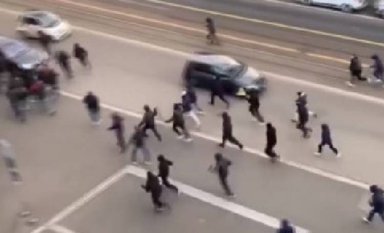 Tifosi della Reggina lanciano pietre e petardi in autostrada contro auto a Nocera Inferiore