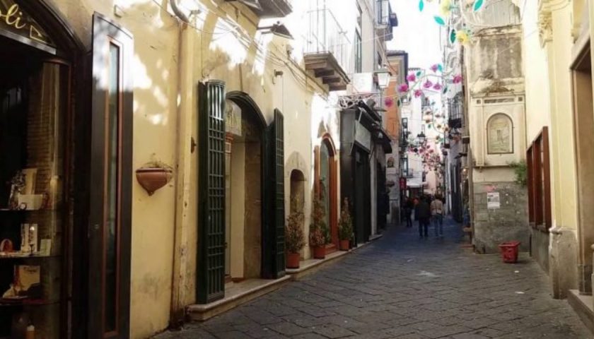 Paura in Via Mercanti: crollano pezzi di un cornicione nel Centro Storico di Salerno