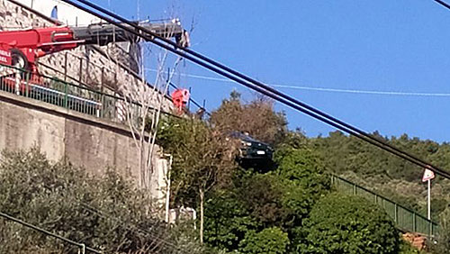 Sbanda con l’auto sul viadotto Gatto e finisce in bilico: salvato in extremis