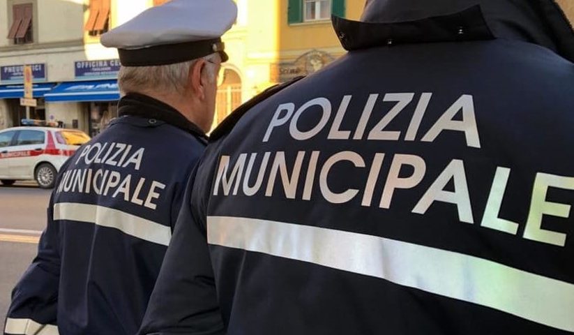 Salerno, tavolini selvaggi nella movida: scattano multa e denuncia