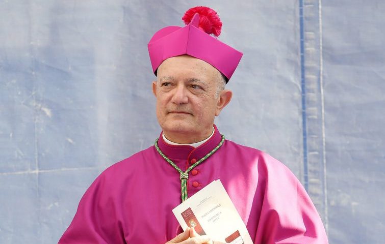 Fiaccolata per i Carabinieri vittime dell’incidente a Campagna, la preghiera dell’Arcivescovo Bellandi