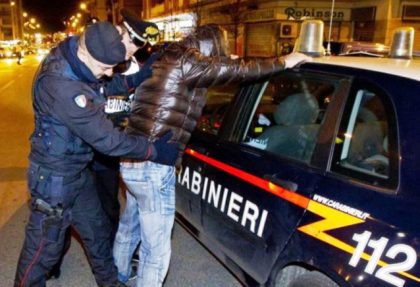 Si finge carabiniere, ruba e violenta prostitute: arrestato un 38enne salernitano