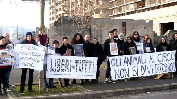 Attivisti manifestano in via Allende contro il circo: “Gli animali non si divertono”