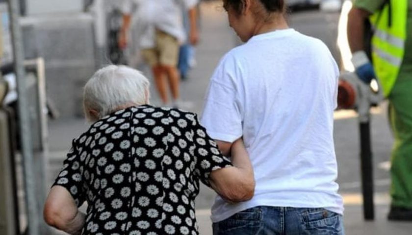 Badanti si fanno cointestare i conti correnti da due disabili: coppia alla sbarra