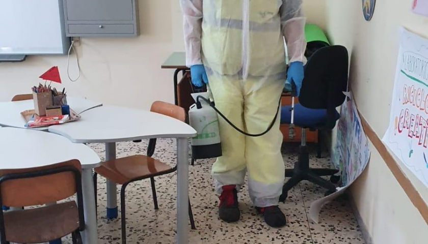 Contrasto al coronavirus, iniziata la disinfezione straordinaria in 56 scuole di Salerno