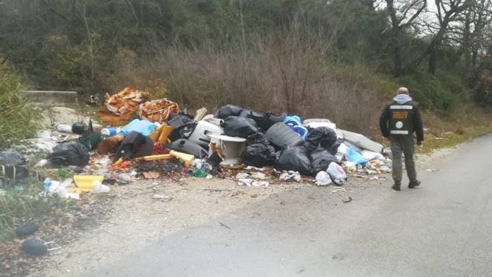 Ad Albanella tonnellate di rifiuti in strada, si indaga per risalire ai responsabili