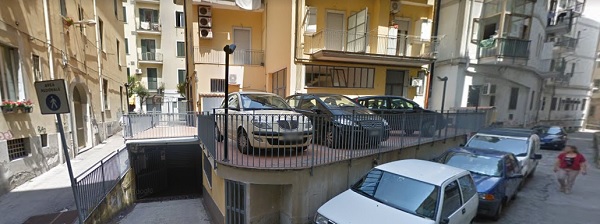 Precipita dal balcone e finisce su auto in sosta nei pressi dello stadio Vestuti