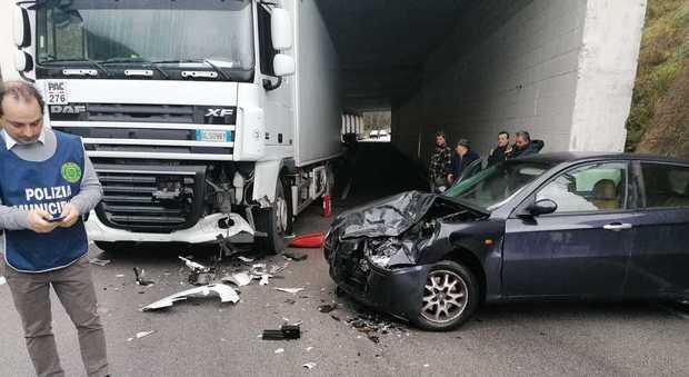 Auto contro camion sulla Mingardina, due donne trasferite in ospedale a Polla