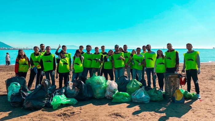 Ripulita la spiaggia di Santa Teresa: in azione i volontari  di “Voglio un mondo pulito”