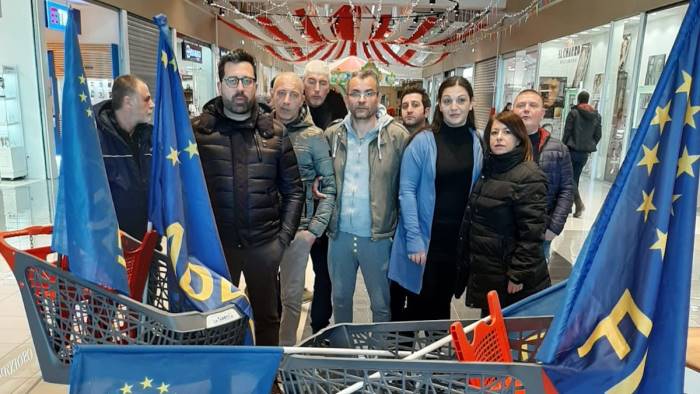 Svolta per i lavoratori La Fabbrica: sciopero sospeso. L’azienda precisa: “Lavoratori dipendenti dell’appaltatore”