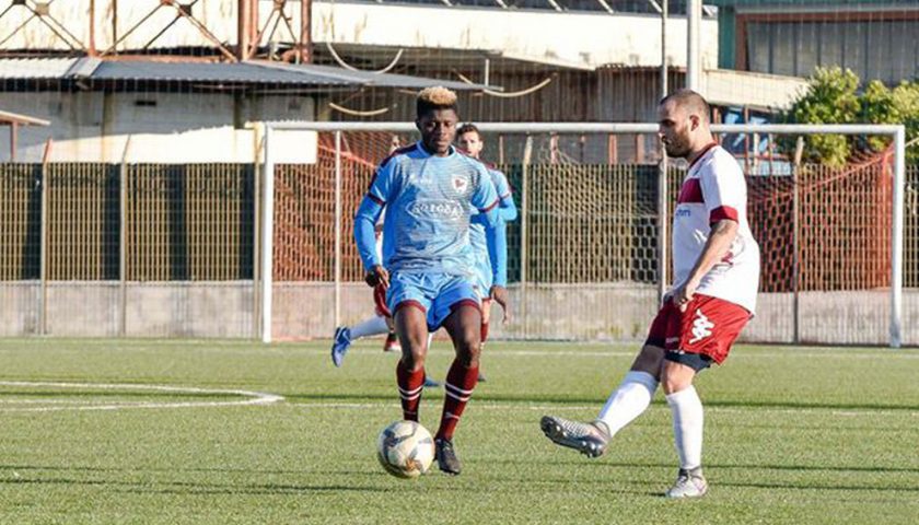 Giovane di colore insultato in campo per tutta la partita, esposto in Lega