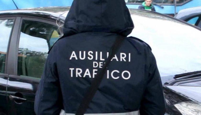 Bossolo di pistola contro un ausiliare del traffico, si indaga. Il vice sindaco: “Un atto ignobile”