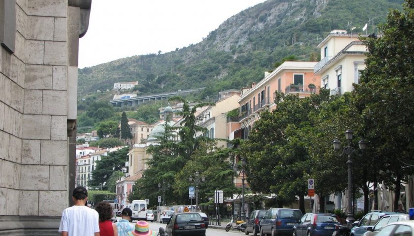 Tenta di rapinare un tabacchi in via Roma a Salerno, arrestato un 16enne del Senegal