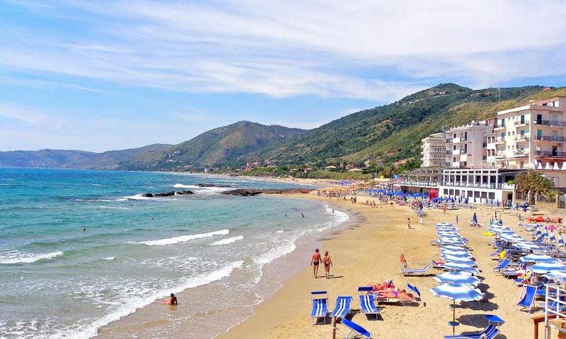 Nel Cilento torna la tassa di soggiorno, servirà a finanziare i servizi per le spiagge libere: ad Acciaroli e Montecorice non si pagherà