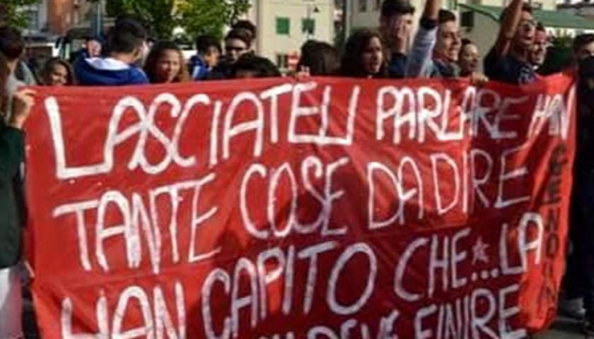 Topi a scuola, gli studenti del Genoino di Cava scendono in piazza