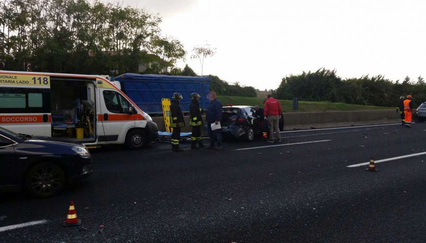 Incidente sull’A1: feriti due lavoratori sarnesi di ritorno da Frosinone, uno resta incastrato sotto un autocarro