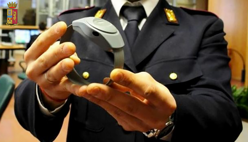 Maltrattava familiari, braccialetto elettronico per un uomo del Vallo di Diano