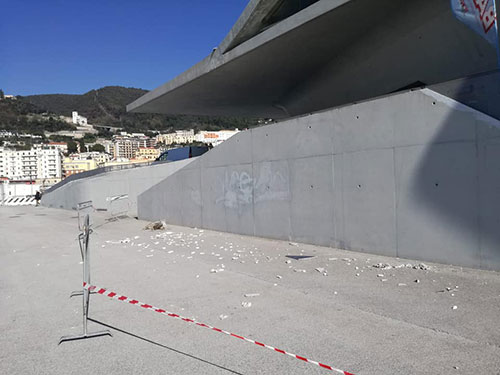 Distacco di mattonelle dal tetto della Stazione Marittima, denuncia social